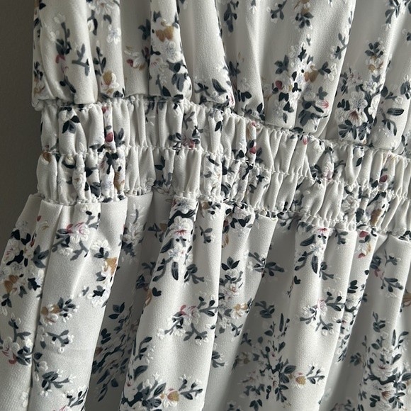 Women's Cap Sleeve Floral Top, Grey, Size Small, Flowy, NWT - Picture 3 of 7